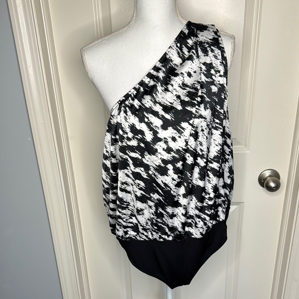 NWT Black and White One-Shoulder body suit size XL